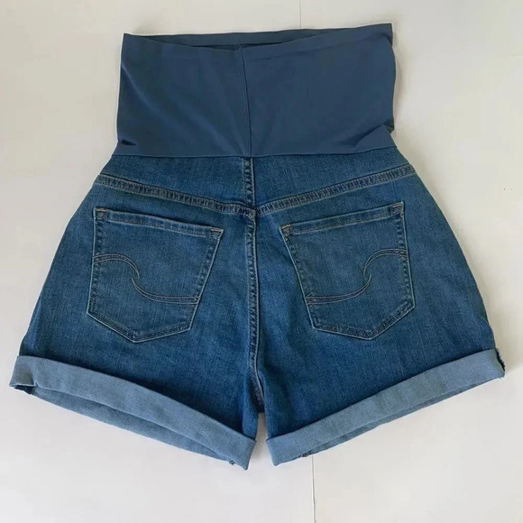 Levi’s signature maternity jean shorts, over the belly. Cuffed. Size small - Picture 3 of 11
